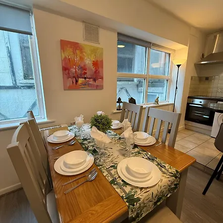 Mary Street Apartment *